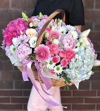 Цветочная композиция из Розы, Хризантемы, Пионы и Лизиантусы в корзине в Шварцевский