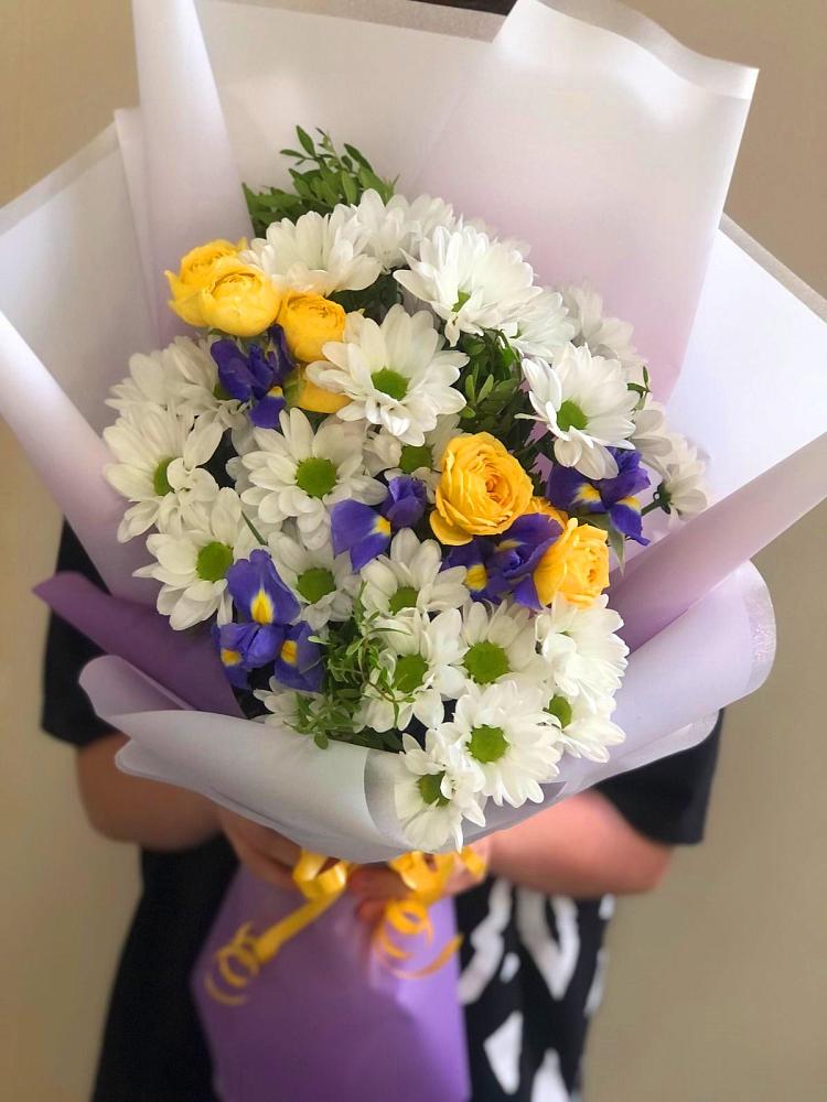Букет цветов из: Ирисы, Хризантемы и Розы в Шварцевский
