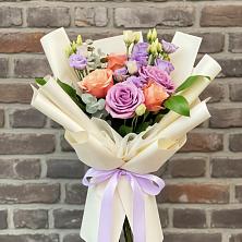 Букет цветов из:  Лизиантусы и Розы в Шварцевский