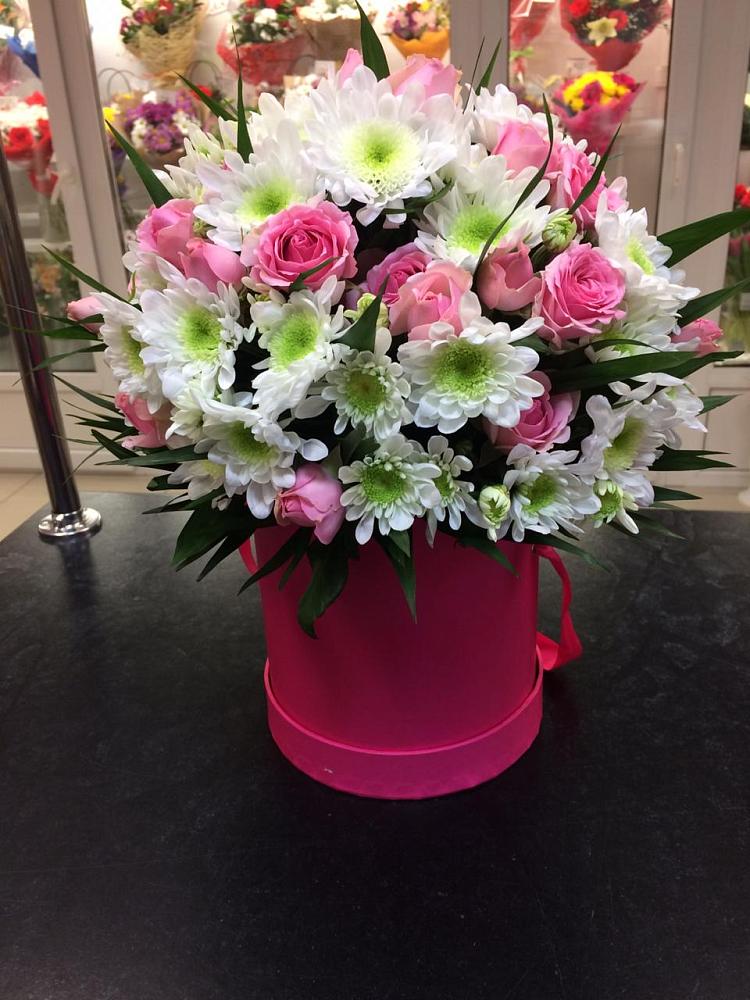 Цветочная композиция из Розы и Хризантемы в шляпной коробке в Шварцевский