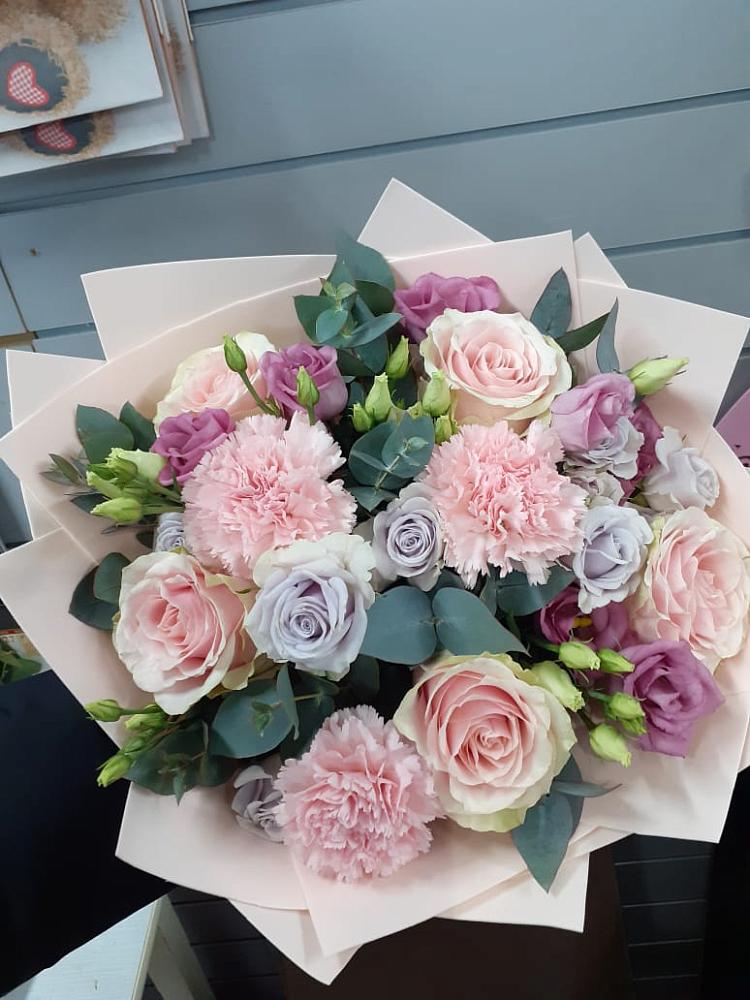 Букет цветов из: Розы, Гвоздики и Лизиантусы в Шварцевский